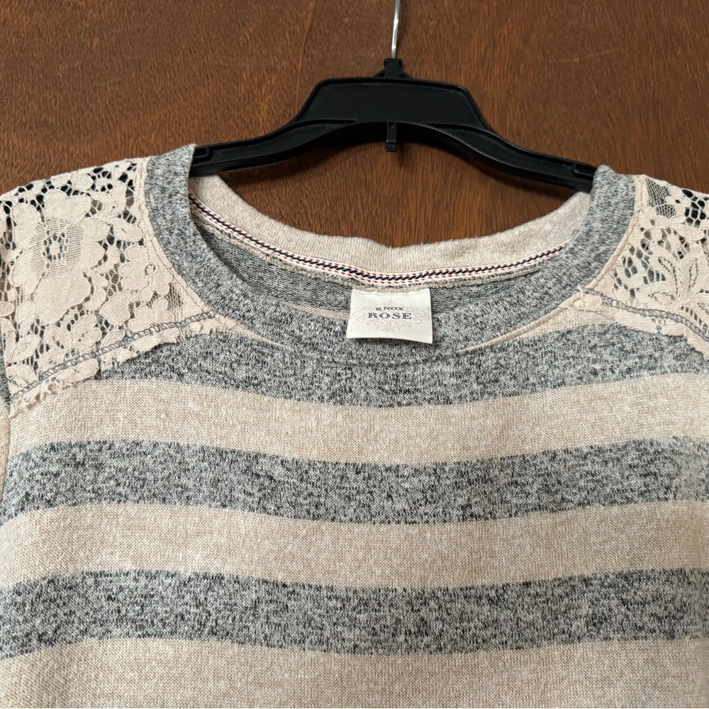 Knox Rose long sleeve top. - Picture 2 of 3